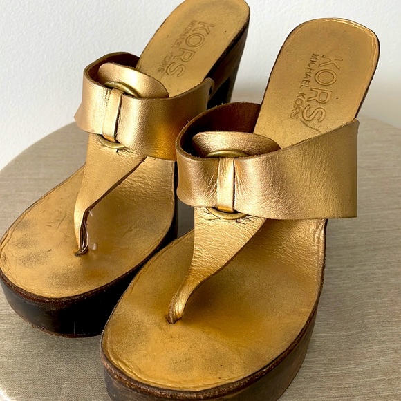 Trendy wood platform sandals from Michael Kors - Picture 2 of 4